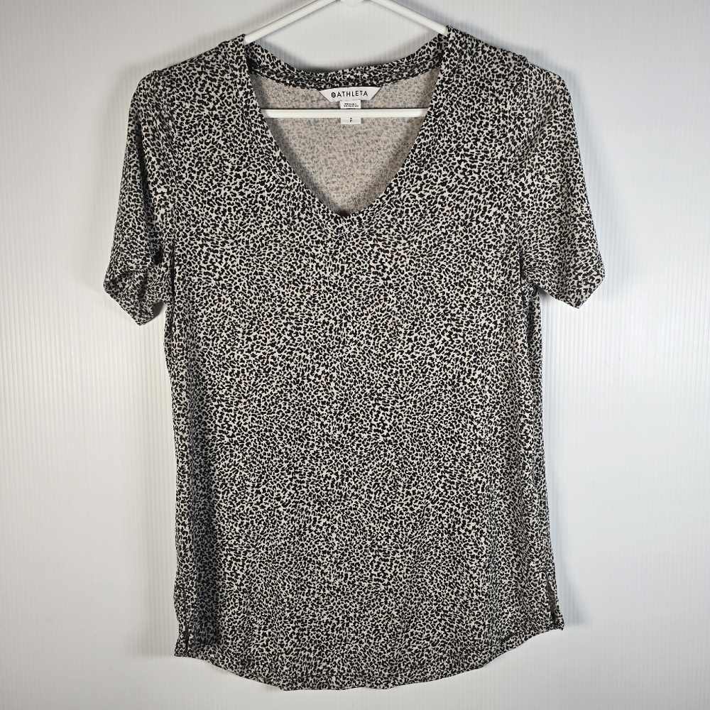 NWOT Athleta Women's Breezy Scoop V-Neck Tee In Micro Cheetah Print Size S